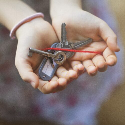THE KEY IN THE HAND. 2015.